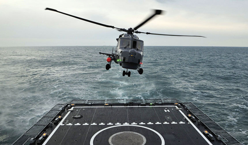 작전 배치된 해군 해상작전헬기 AW-159 와일드캣이 광주함 헬기갑판에서 긴급출격을 하고 있다. 사진=해군​