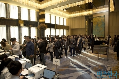 ‘비즈한국’이 주최한 ‘브랜드비즈 컨퍼런스 2018’의 참석자들이 등록 절차를 밟고 있다.  사진=이종현 기자