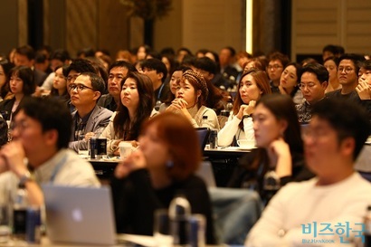 17일 오전 비즈한국에서 주최하는 브랜드비즈 컨퍼런스 2018에 온 많은 참석자들이 김현 고문의 강연을 듣고 있다. 사진=박은숙 기자