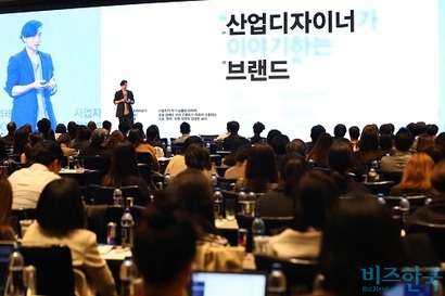 비즈한국에서 주최하는 브랜드비즈 컨퍼런스 2018에서 김지윤 Jiyoun Kim 스튜디오 대표가 ‘산업디자이너가 이야기하는 브랜드’를 주제로 강연하고 있다. 사진=박은숙 기자