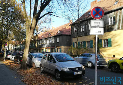 도로 옆 주차가 일반화된 독일에서는 평소 허가된 구역이라도 일정 기간 주차를 금지하는 임시 금지판이 있다면, 주차 시 견인될 수 있다. 사진=박진영 제공