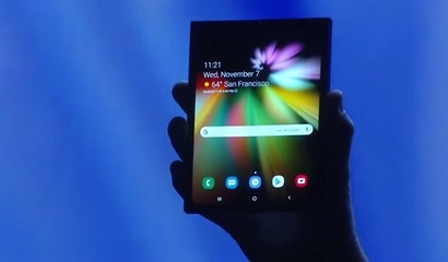 삼성전자가 개발자 컨퍼런스에서 최초로 공개한 인피니티 폴더블 디스플레이. 스마트폰 화면 두 개를 붙여놓은 비율의 7.6인치 디스플레이를 선보였다. 사진=삼성개발자컨퍼런스 영상 캡처