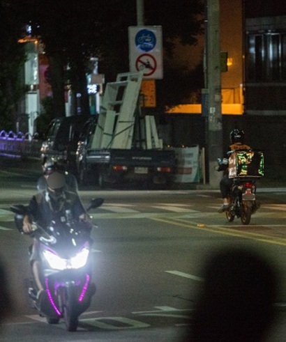 배달대행 업체 직원들이 오토바이를 타고 배달 대행을 하고 있다. 사진=고성준 기자