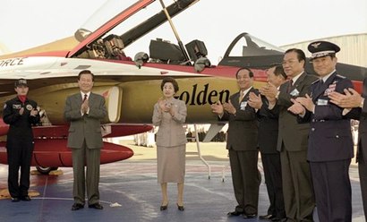 2001년 10월에 열린 T-50 고등훈련기 롤아웃에는 김대중 대통령이 이희호 여사와 함께 참석했다. 사진=국가기록원