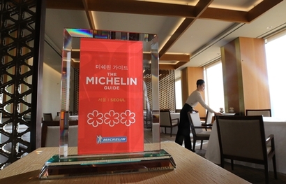미쉐린 가이드에 3년 연속 별점 3개를 받은 서울신라호텔 ‘라연’​에서 한 직원이 저녁 영업을 준비하고 있다. 사진=연합뉴스
