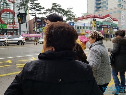 정류장에서 버스를 기다리던 시민들이 버스가 오자 재빨리 손을 들어 버스를 멈춰 세운다. 사진=박현광 기자