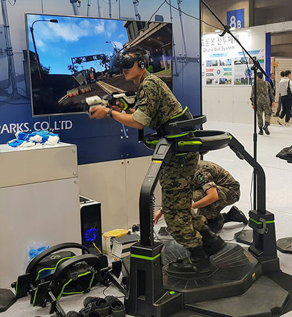 VR 전투 훈련을 하는 병사들. 사진=김민석 제공