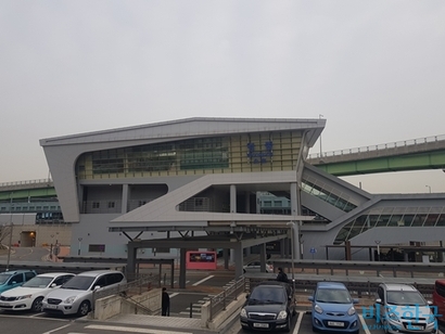 2010년 12월 개통한 공항철도는 서울역~청라국제도시역 구간까지만 ‘수도권 통합요금제’를 적용한다. 지난 11일 영종역 모습. 사진=차형조 기자