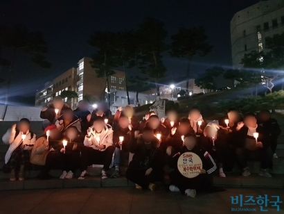 지난 17일 18시경 단국대학교 죽전캠퍼스 분수대에 ‘복수학위제’를 반대하는 재학생 30여 명이 모여 촛불을 들었다. 사진=차형조 기자