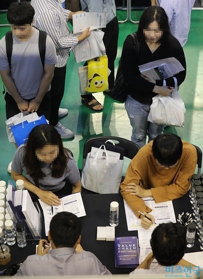 만족도는 낮지만 취업성공패키지 지원자가 꾸준한 이유는 ‘용돈벌이’​로 쏠쏠하기 때문이다. 사진은 한 취업박람회에서 취업준비생들이 채용 상담을 받고 있는 모습으로 기사의 특정 내용과 관련없다. 사진=박정훈 기자