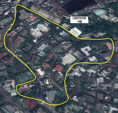 그랜드하얏트 서울 남서편의 이태원로55라길 일대(노란 선 안)엔 비교적 젊은 재벌 총수들의 단독주택이 모여 있다. 사진=구글 어스