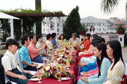 1회에서 보여주는 한국 노총각들과 베트남 처녀들의 집단 미팅 장면. 황금신부는 특집 드라마 ‘하노이 신부’​에 이어 라이따이한과 한국-베트남 총각처녀들의 결혼 등의 사회 문제를 정면으로 다룬 작품이다. 사진=SBS 홈페이지