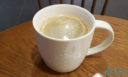 스타벅스가 2012년 자동 에스프레소 머신을 도입하면서 현재는​ ‘​오늘의 커피’​에 들어가는 수고가​ ‘​카페 아메리카노(사진)’​에 비해 늘었다. 사진=우종국 기자