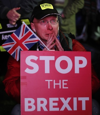 오는 3월 29일 오후 11시, 아무런 합의 없이 노딜 브렉시트가 이뤄질 가능성이 높아졌다. 지난 15일(현지시간) 영국 런던 의사당 앞 광장에서 브렉시트 반대 시위를 벌이던 한 남성이 눈물을 흘리고 있다. 사진=AP/연합뉴스