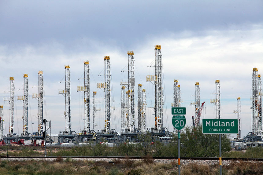 미국 텍사스주 미들랜드 지역에 있는 수많은 석유 시추 장치들. 이 지역에서는 셰일 오일이 대량 생산되고 있다. 사진=AP/연합뉴스
