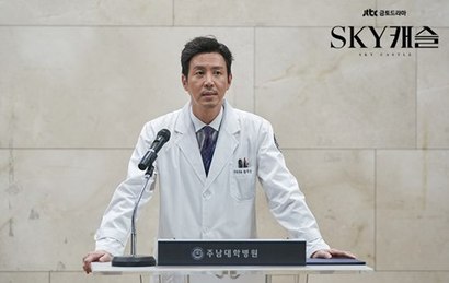 ‘SKY캐슬’에서 병원이라는 내부 공간은 욕망을 상정하고 이야기를 전개시키는 도구로만 사용되지, 더 이상 의학적인 날카로움을 넘보지 않는다. 사진=JTBC ‘SKY캐슬’ 홈페이지