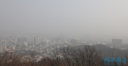 올 겨울 미세먼지도 아웃도어 시장에 악영향을 미쳤다는 분석이다. 미세먼지로 뒤덮인 서울 도심의 모습. 사진=고성준 기자
