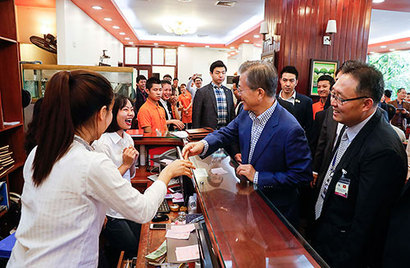 2018년 3월 베트남을 국빈 방문한 문재인 대통령이 아침식사를 하기 위해 하노이 쌀국수집에 들러 직원들과 인사하고 있다. 사진=청와대 제공