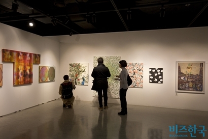 한국 회화의 흐름을 살필 수 있는 작품 100여 점이 전시된 ‘한국미술응원프로젝트전’​은 24명의 작가들이 다채로운 재료와 기법으로 그만의 작품 세계를 보여준다. 사진=이종현 기자