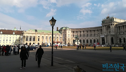 프라하 까를교(위)와 비엔나 호프부르크 왕궁(아래) 전경.​ 사진=박진영 제공​