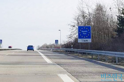 1km 전방, 폴란드에 진입한다는 표지판. 자동차 여행을 할 땐 국경을 넘는다는 사실 자체를 인지하지 못할 때가 많다.​ 사진=박진영 제공​