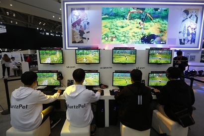 지난해 11월 열린 국내 최대 게임전시회 지스타(G-STAR)에서 관람객들이 PC 게임을 즐기고 있는 모습으로 기사의 특정 내용과 관련 없다. 사진=연합뉴스