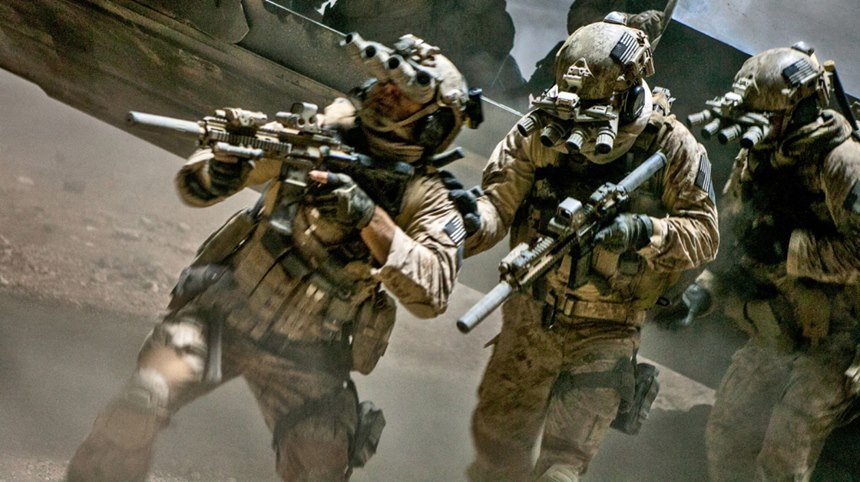영화 ‘제로 다크 서티’에서 빈라덴 사살을 위해 HK416 소총을 들고 침투 중인 미 데브그루 요원들. 사진=Columbia Pictures
