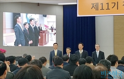 박재하, 김경호, 유석렬, 스튜어트 솔로몬 등 사외이사들이 인사하는 모습(왼쪽부터). 사진=이성진 기자