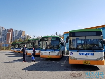 천안시 쌍용2동 시내버스 회차지에서 청소노동자가 버스 운전기사와 대화하는 모습. 사진=차형조 기자