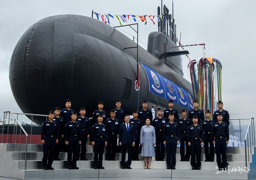 순수 국내 설계로 제작된 도산안창호 잠수함. 사진=청와대 효자동사진관