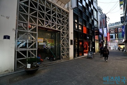 서울 중구 명동에 한 건물 일부가 비어 있는 모습. 사진=고성준 기자
