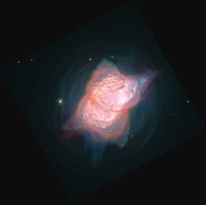 약 600년 전부터 팽창하기 시작한 것으로 추정되는 행성상 성운 NGC 7027의 모습. 천문학적으로 보면, 이번 밀레니아에 폭발한 굉장히 ‘어린’ 행성상 성운이다. 성운의 중심에 밝게 빛나는 하얀 천체가 폭발한 별의 잔해인 백색왜성이다. 사진=NASA/ESA/Hubble Processing: Judy Schmidt