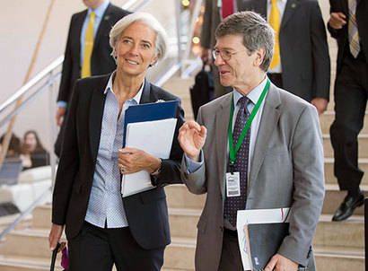 크리스틴 라가르드 IMF 총재와 함께 있는 제프리 삭스 하버드대 교수(오른쪽). 사진=jeffsachs.org