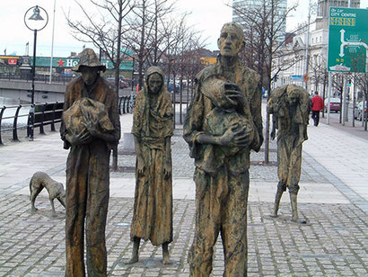 대기근 당시 숨진 아일랜드인들을 추모하는 더블린시의 조각상.