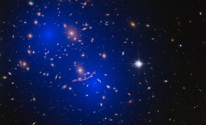 눈에 보이지 않는 암흑물질은 우주의 대부분을 구성하고 있다. 위 은하단의 사진에서 파랗게 표현된 부분이 암흑물질이 분포하는 모습을 나타낸다. 사진=NASA, ESA, D. Harvey, R. Massey, the Hubble SM4 ERO Team and ST-ECF