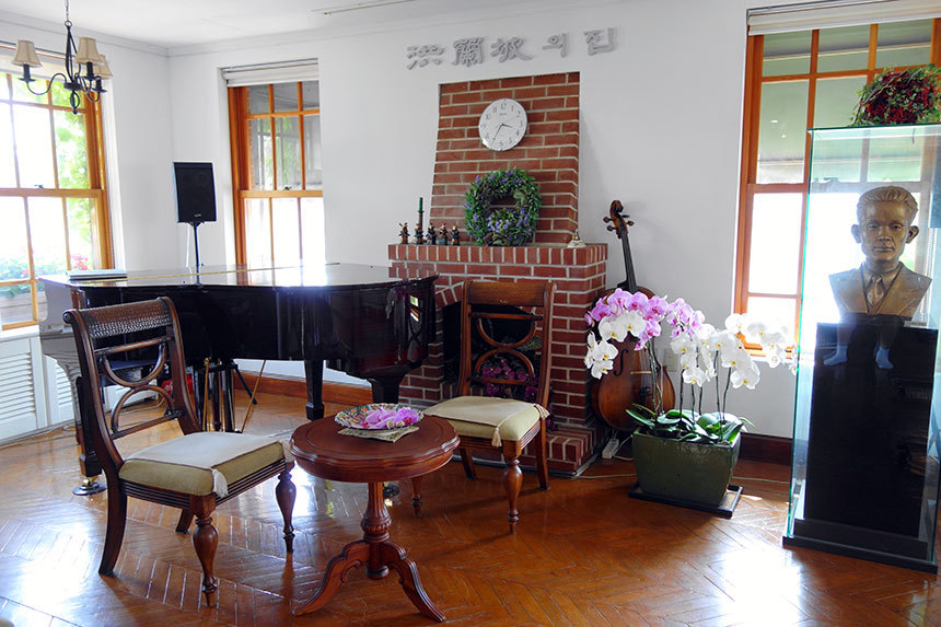 ‘홍난파의 집’ 내부. 그가 생전에 쓰던 악기와 유물은 단국대학교에 있는 홍난파 박물관에 전시되어 있다. 사진=구완회 제공