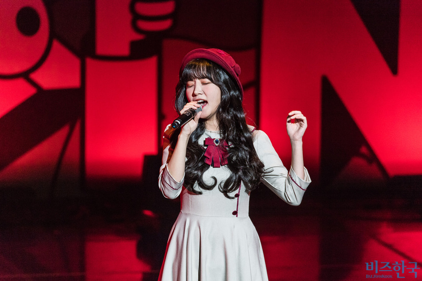 유소나는 청아한 목소리로 본인의 자작곡 ‘서울블루스’를 불렀다. 사진=최준필 기자