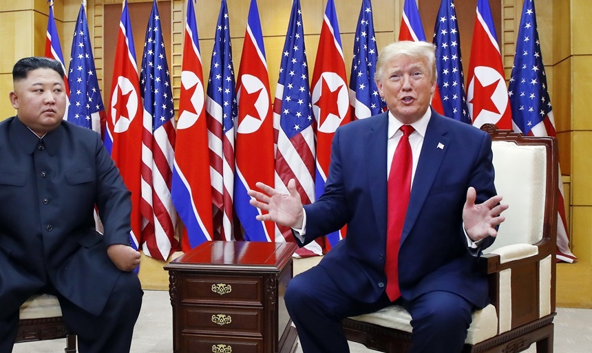 도널드 트럼프 미국 대통령과 북한 김정은 국무위원장이 30일 오후 판문점 자유의 집에서 열린 북미정상회담에서 대화하고 있다. 사진=연합뉴스