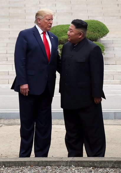 도널드 트럼프 미국 대통령과 북한 김정은 국무위원장이 30일 오후 판문점 군사분계선 북측 지역에서 만나 인사한 뒤 남측 지역으로 이동하기 전 대화하고 있다. 사진=연합뉴스