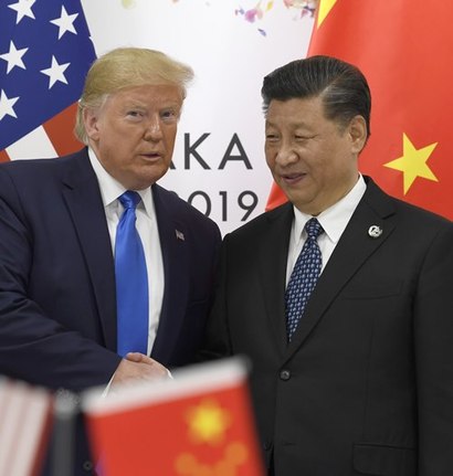 도널드 트럼프 미국 대통령(왼쪽)​과 시진핑 중국 국가주석이 지난 6월 29일 G20(주요 20개국) 정상회의가 열리고 있는 일본 오사카에서 양자 정상회담에 앞서 악수하고 있다. 사진=연합뉴스