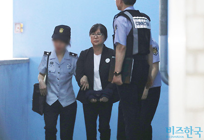 2018년 8월 서울고등법원에서 열린 항소심 선고 공판에 출석한 최순실 씨 모습. 사진=박정훈 기자