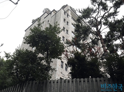 김남구 한국투자금융 회장이 보유한 서초동 트라움하우스. 김 회장의 집은 2~3층이 연결된 복층 구조다.  사진=박정훈 기자
