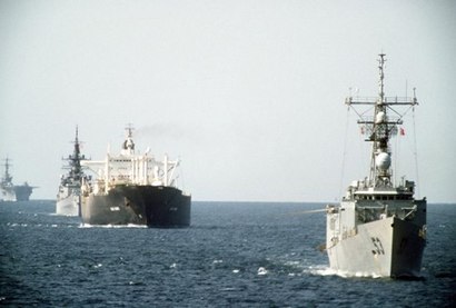 지난 1980년대 일어난 이란-이라크 전쟁 당시 양측의 무차별적인 상선 공격으로 호르무즈해협과 페르시아만에 미 해군이 파견되어 호송선단이 만들어지기도 했다. 당시 자료사진. 사진=미 해군