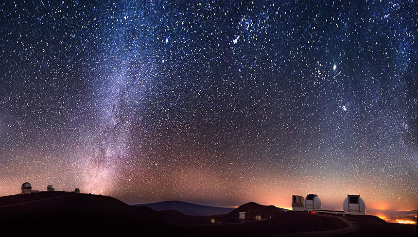 마우나케아는 고도가 아주 높기 때문에 비교적 지구 대기권과 기상 현상의 방해를 덜 받는 최적의 관측지로 꼽힌다. 별로 가득한 밤하늘 아래 마우나케아 천문대 망원경들이 서 있다. 오른쪽에 있는 둥근 돔 두 개가 켁 망원경이고 그 왼쪽에 있는 원통 모양의 돔이 스바루 망원경이다. 사진=Maunakea Summit