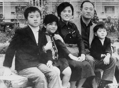 1969년 월남전 출정 직전에 찍은 전두환 씨의 가족사진. 왼쪽에서 두 번째는 전효선 서경대학교 교수로, 전재만 씨는 태어나기 전이다. 사진=연합뉴스