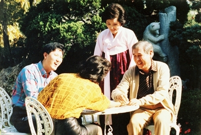 노태우 씨 가족이 1987년 연희동 자택에서 가족과 함께 담소나누는 모습.  사진=연합뉴스