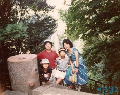 고 노무현 대통령의 젊은 시절 가족사진.  사진=비즈한국DB