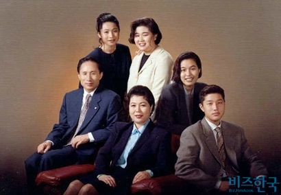 이명박 전 대통령이 2007년에 가족과 함께 찍은 기념사진.  사진=비즈한국DB