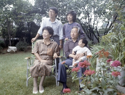김영삼 전 대통령이 동작구 상도동 자택에서 가족들과 함께 찍은 기념사진.  사진=연합뉴스