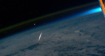 우주정거장에서 포착한 페르세우스 유성우의 모습. 지구 대기권 위에서 빠른 속도로 떨어지면서 밝은 섬광을 낸 모습이 포착되었다. 사진=NASA